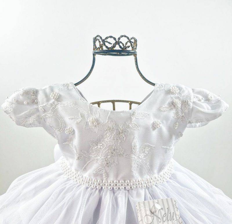 Vestido infantil manga curta , peito bordado com renda e pérolas sintéticas na gola, cintura bordada com pérolas sintéticas. Saia de babado Elástico nas costas ajustável ao corpo e faixa para melhor ajuste.
